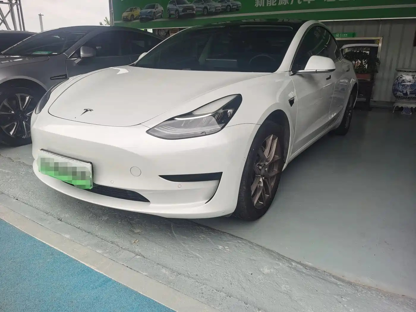 TESLA MODEL 3