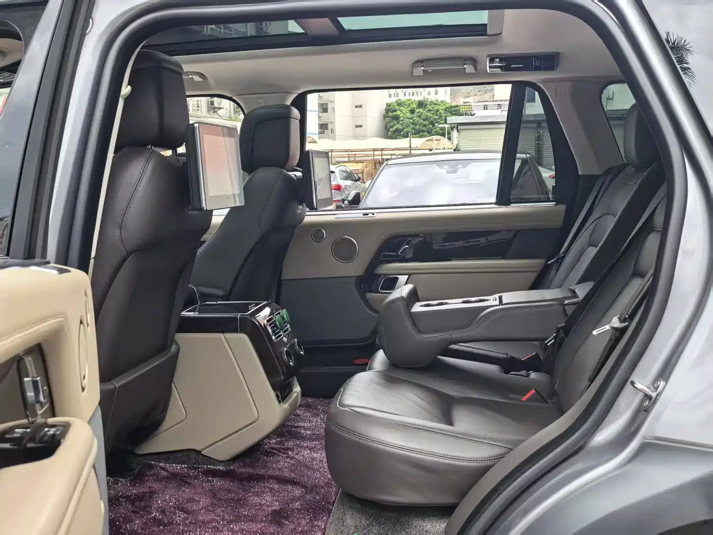 Land Rover Range Rover 2021 3.0 L6 Heritage Extended Classic Edition фото 10