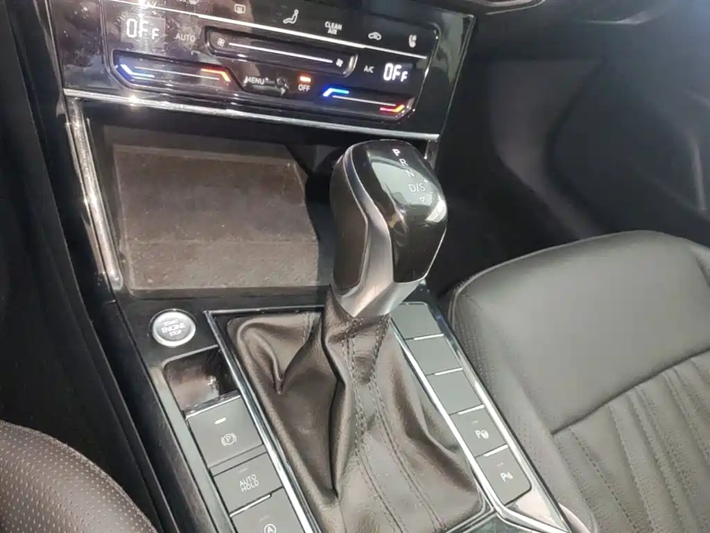 Volkswagen Passat 2022 330TSI Starlight Luxury Edition фото 14