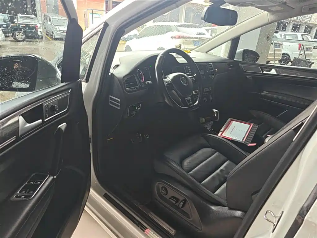 Volkswagen Golf Sportsvan 2016 230TSI Automatic Luxury фото 16