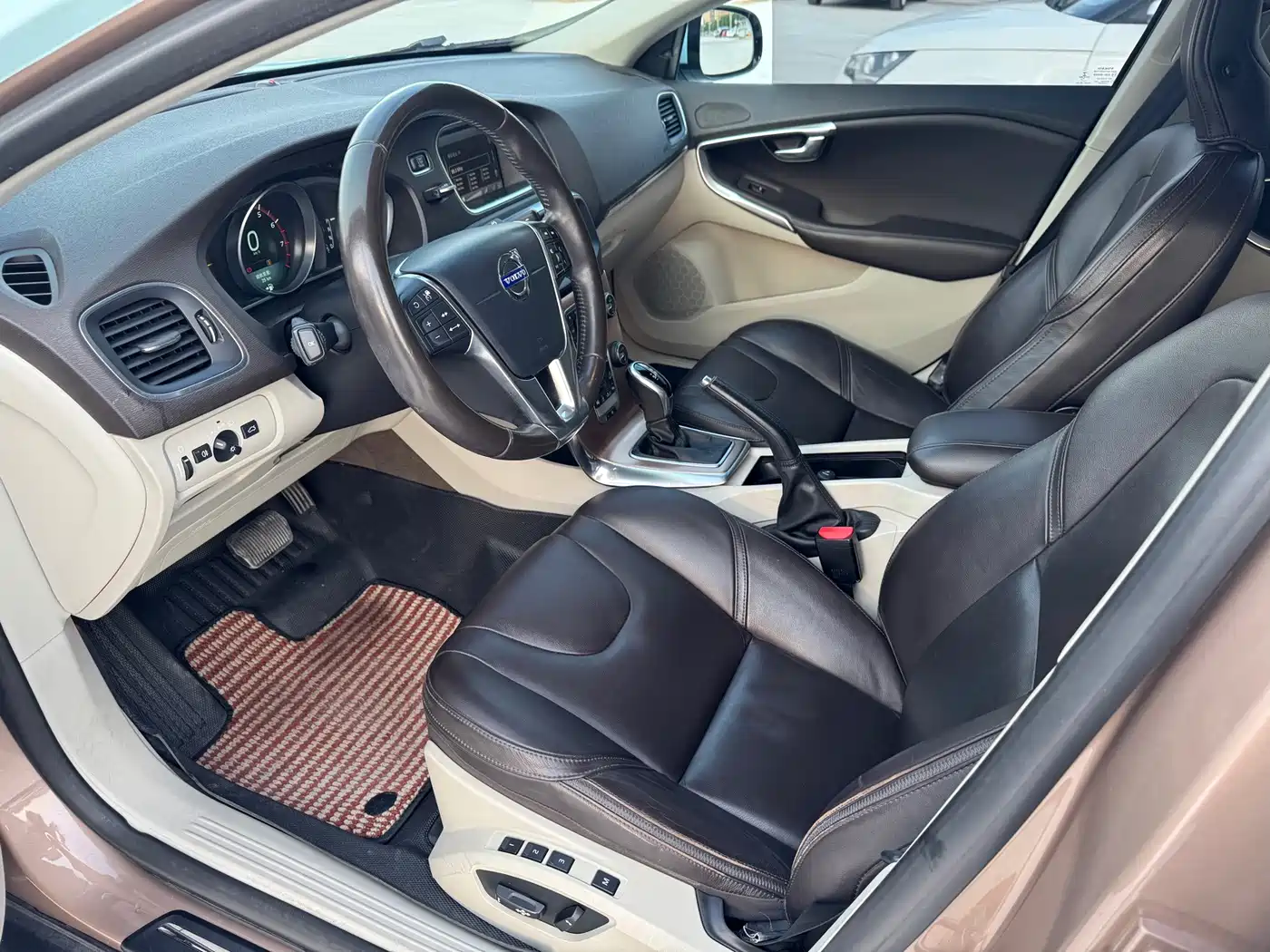 Фото 8 - Volvo V40