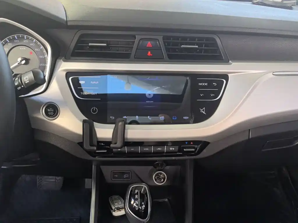 Фото 13 - Geely Vision X3