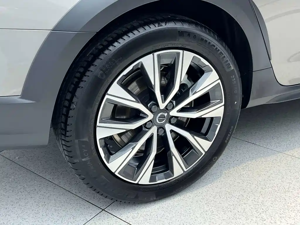 Фото 8 - Volvo V90