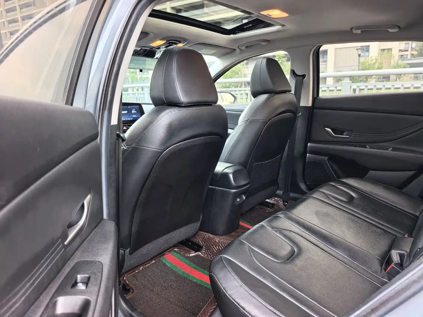 Photo 8 - Hyundai Elantra