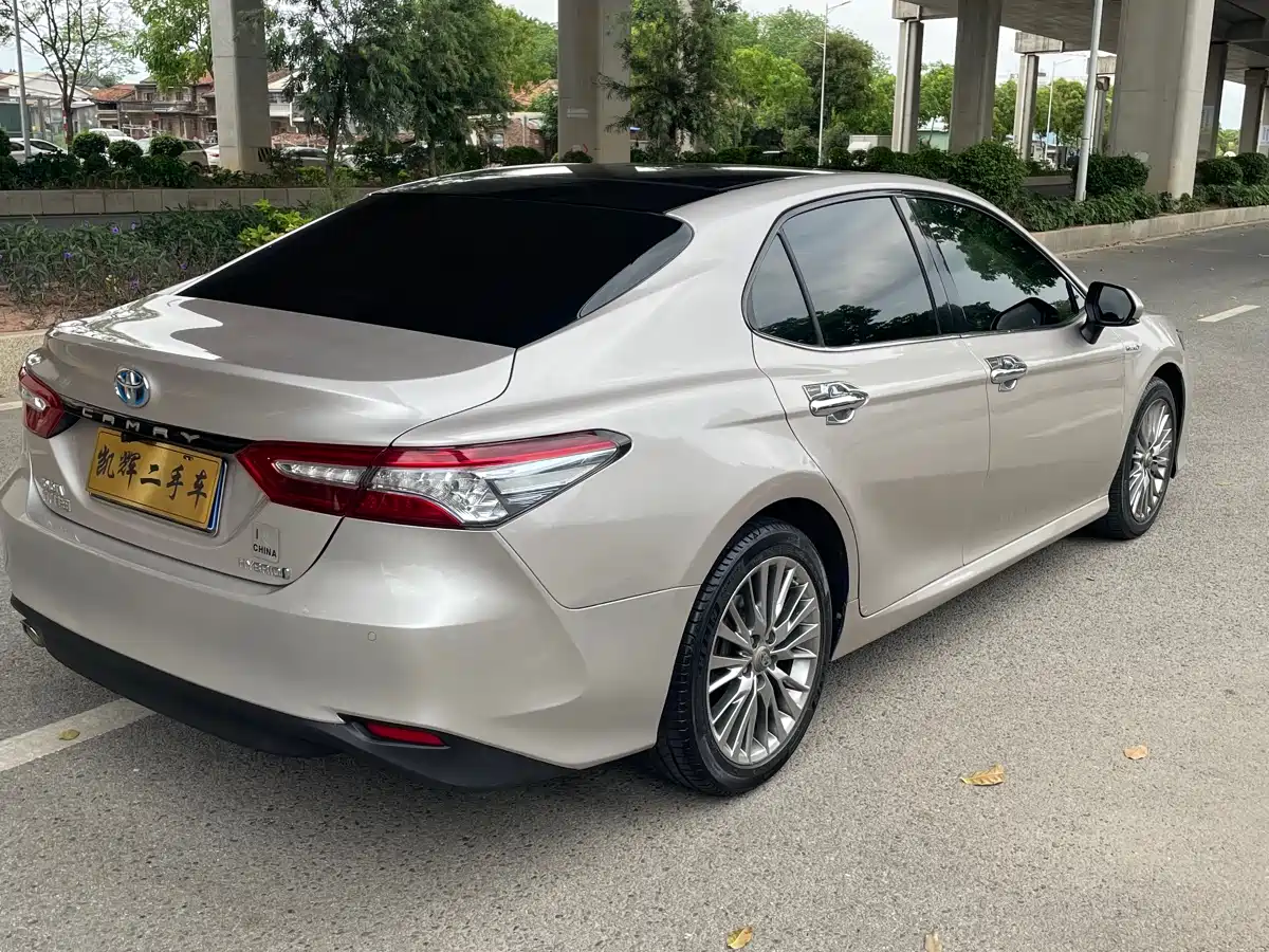 Toyota Camry 2018 Hybrid 2.5HQ Platinum фото 13