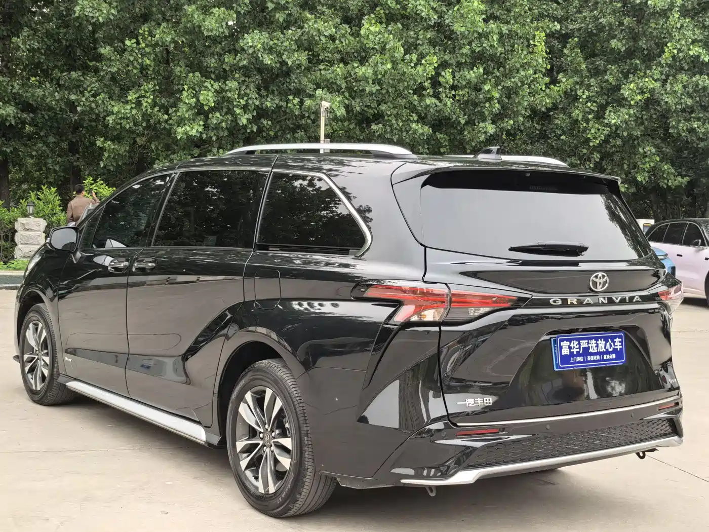 Toyota Granvia 2024 2.5L Hybrid Luxury фото 18