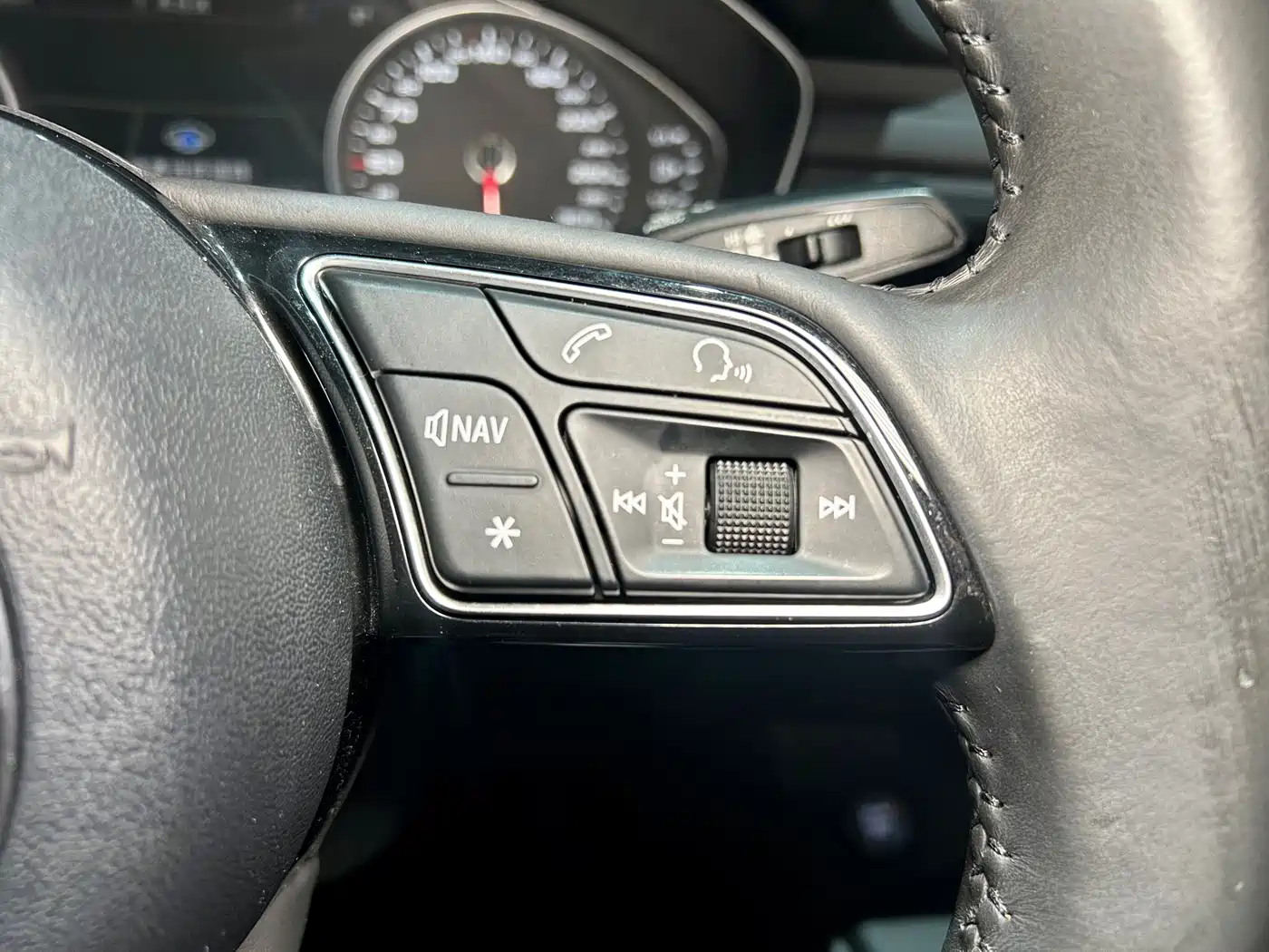 Фото 13 - Audi A4L