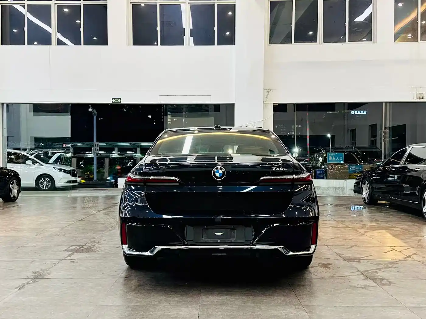 BMW 7 Series 2023 740Li Exclusive M Sport Package фото 5