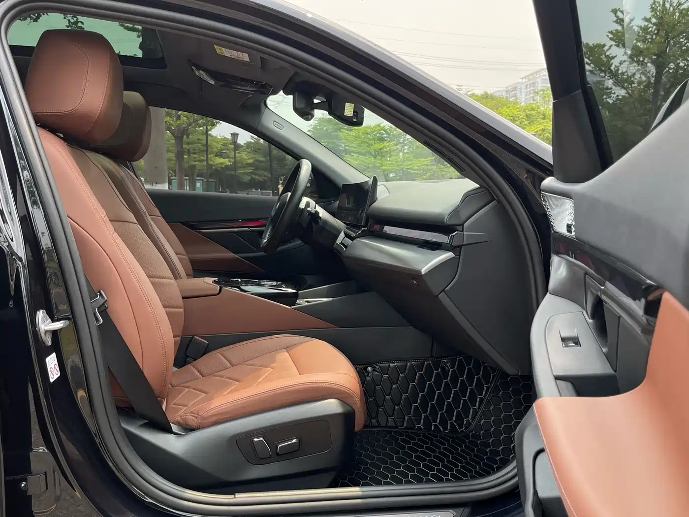 BMW 5 Series 2024 530Li Leading M Sport Package фото 12