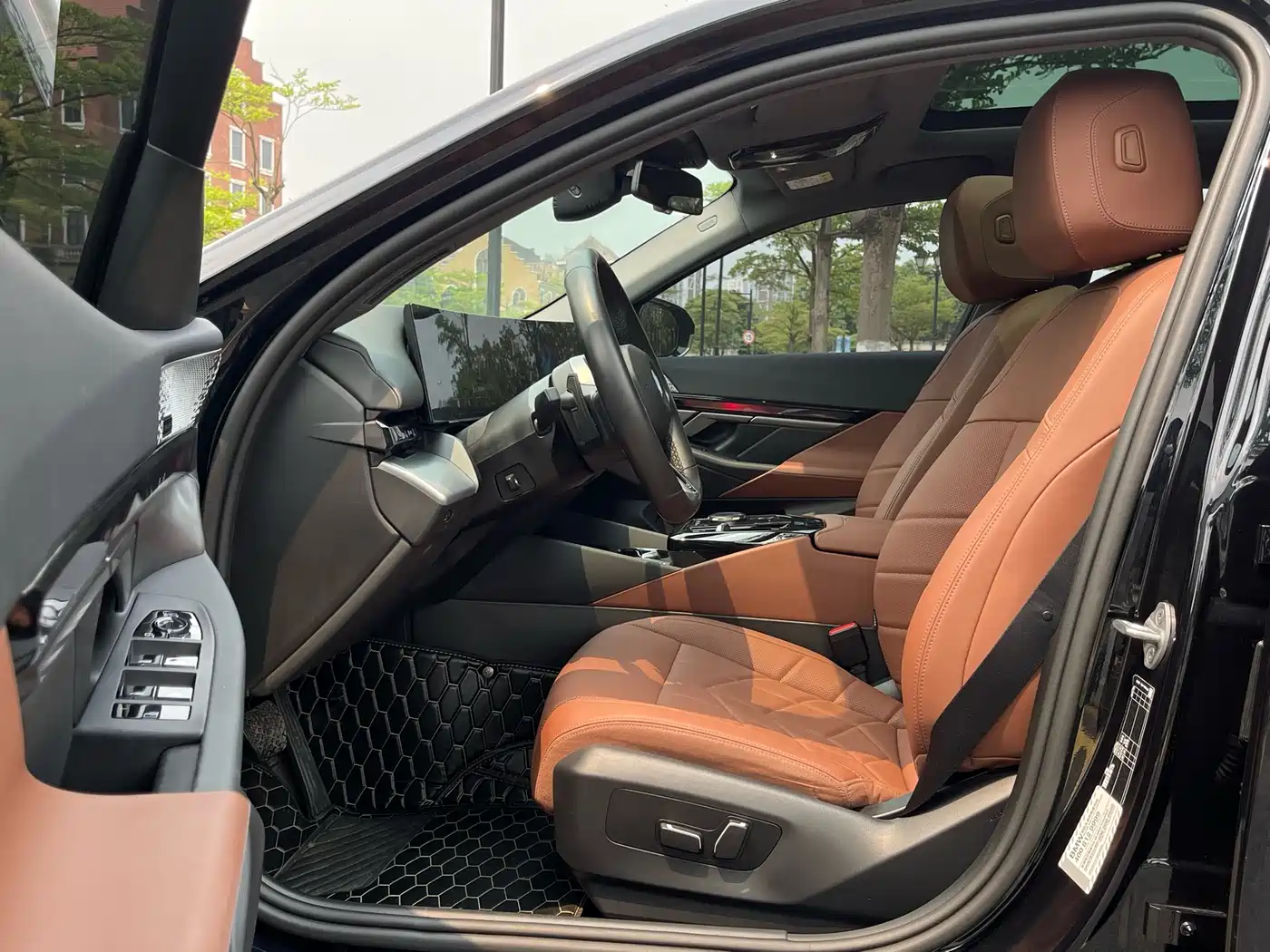 BMW 5 Series 2024 530Li Leading M Sport Package фото 10
