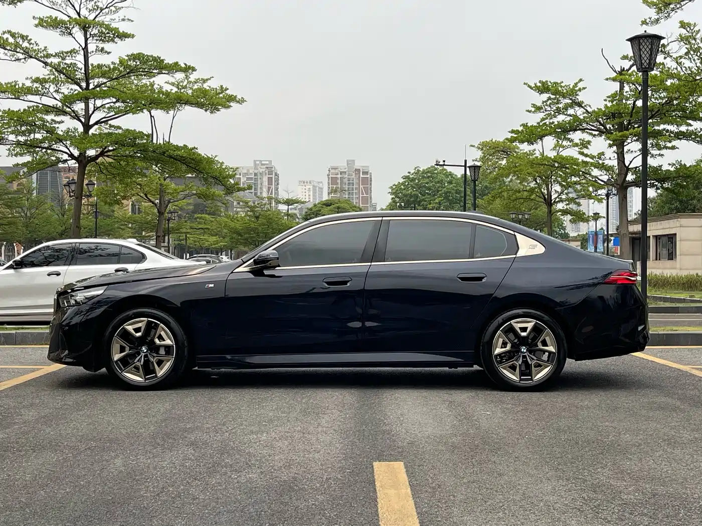 BMW 5 Series 2024 530Li Leading M Sport Package фото 23