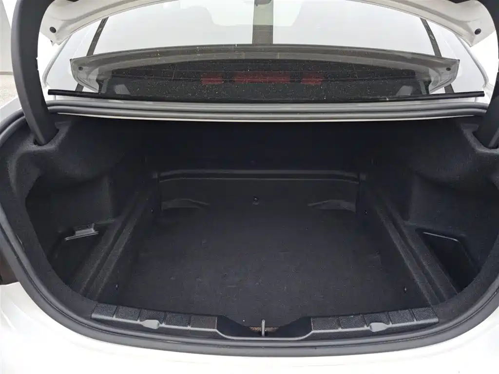 BMW 1 Series 2023 125i M Sport Shadow Edition фото 2