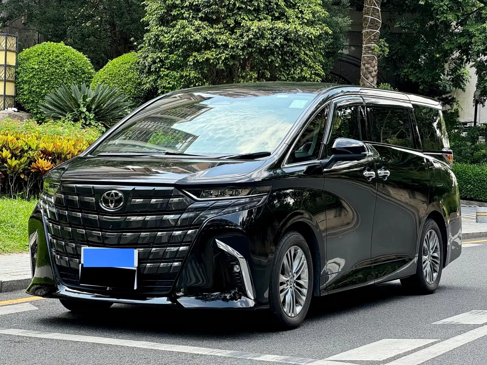 Photo 1 - Toyota Alphard