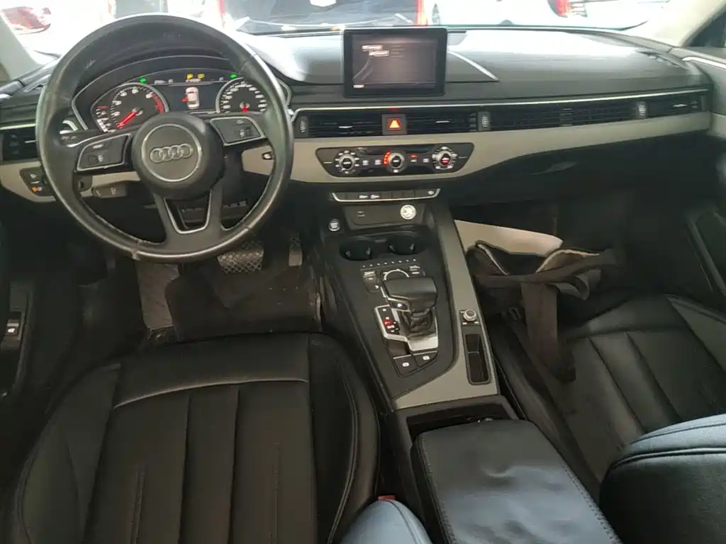 Фото 10 - Audi A4L