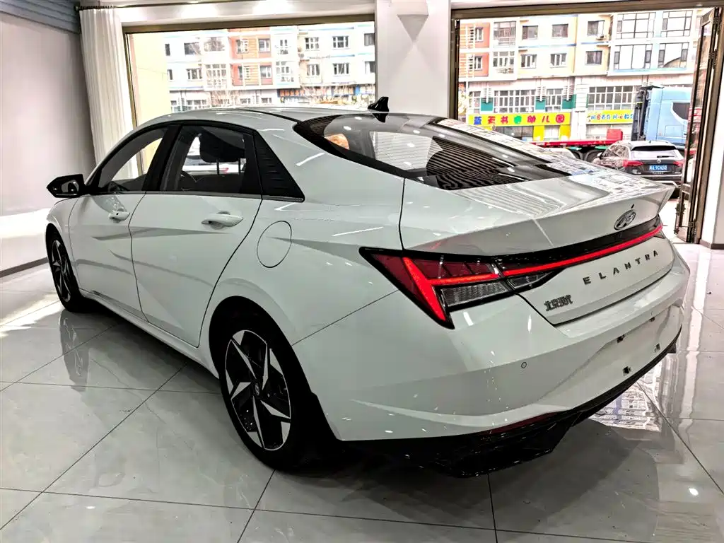 Hyundai Elantra 2022 1.5L CVT LUX Premium Edition фото 6
