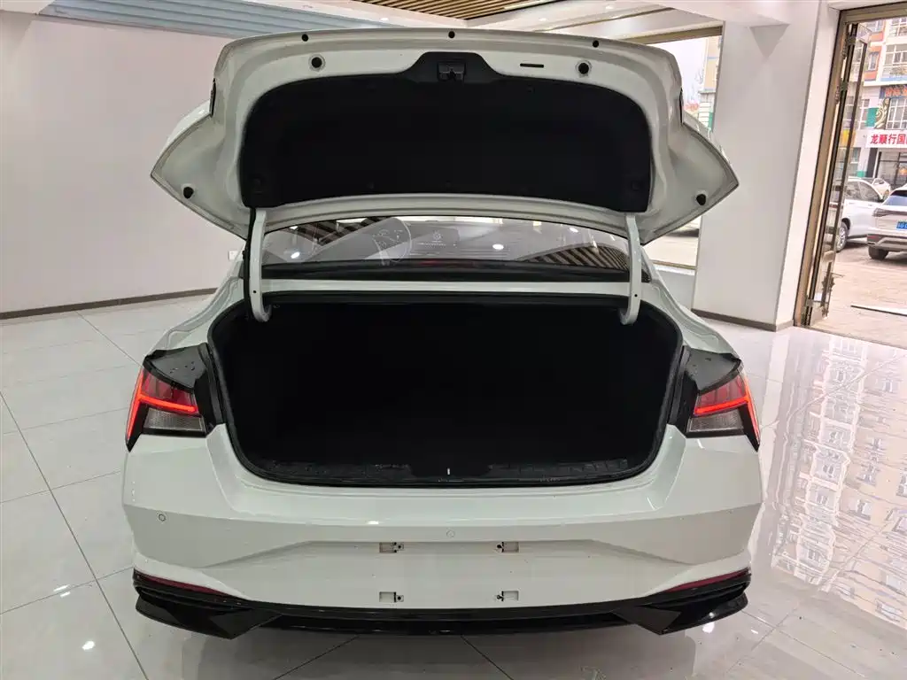 Hyundai Elantra 2022 1.5L CVT LUX Premium Edition фото 19