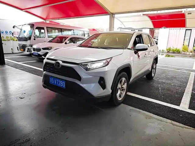 Toyota RAV4 2.0L CVT, моноприводный, Urban