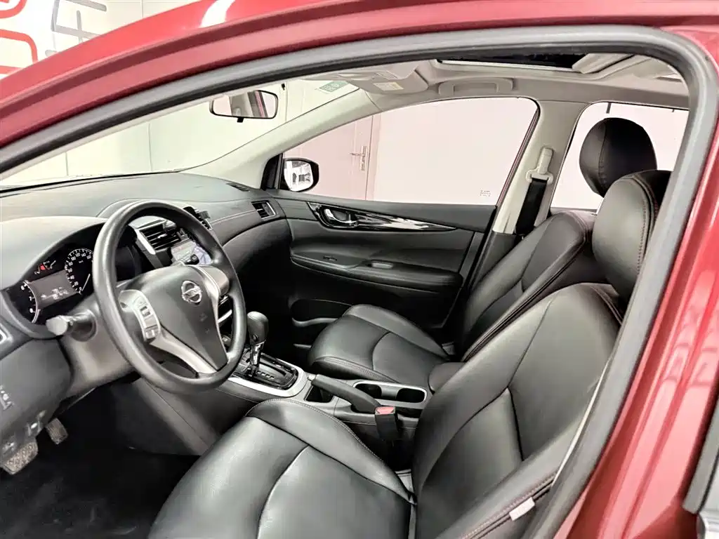 Photo 8 - Nissan Tiida