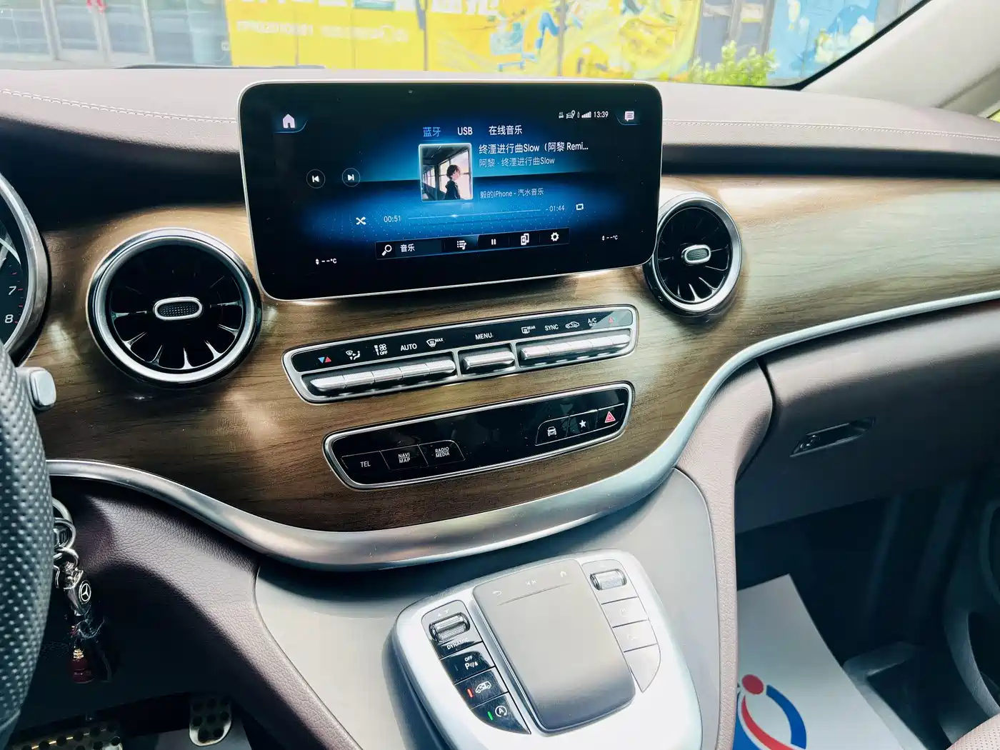 Mercedes-Benz V-Class 2022 V 260 L Long Wheelbase Luxury Edition фото 9
