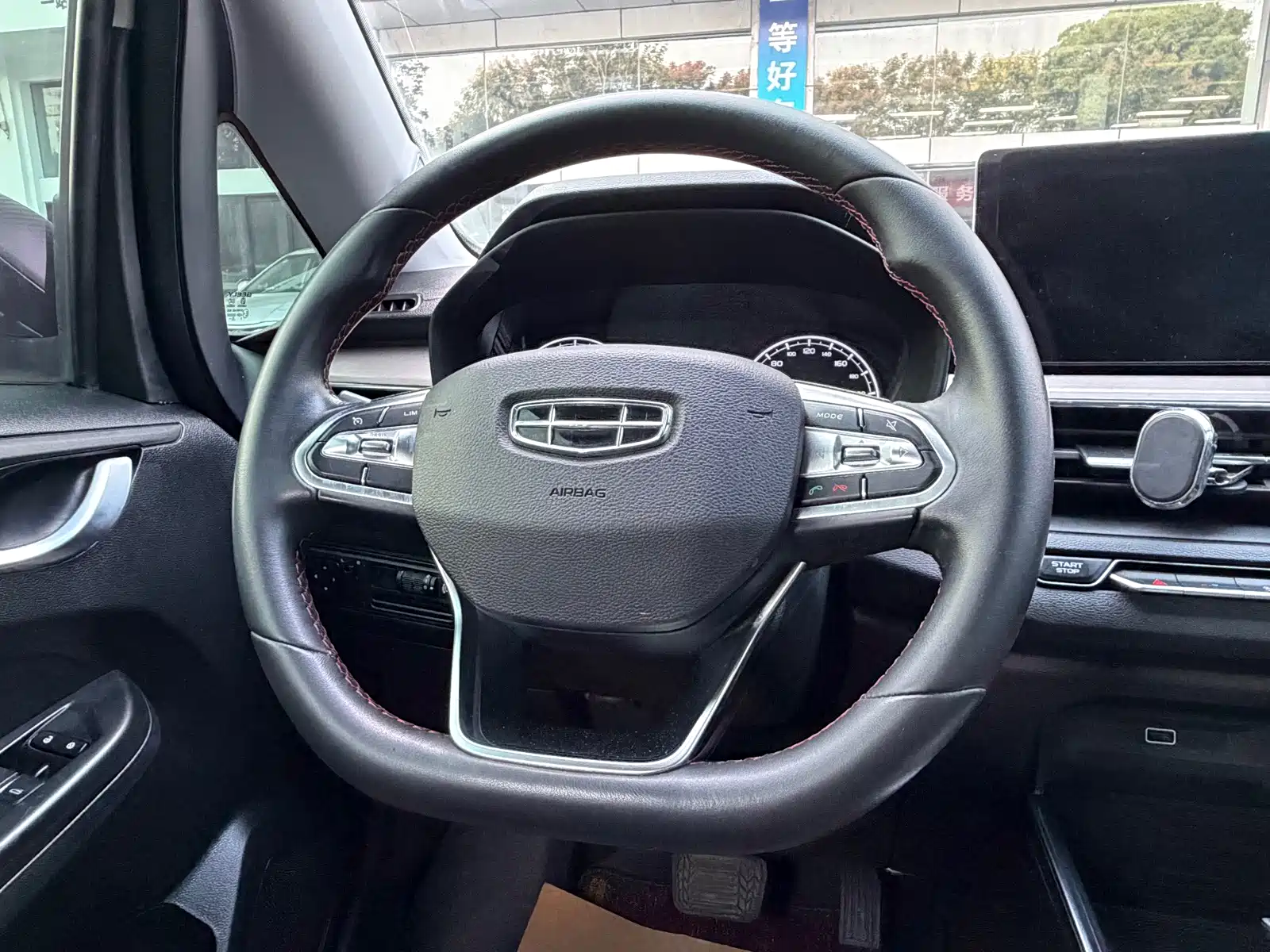 Фото 10 - Geely Vision X3