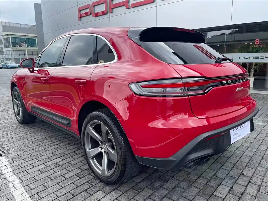 PORSCHE MACAN