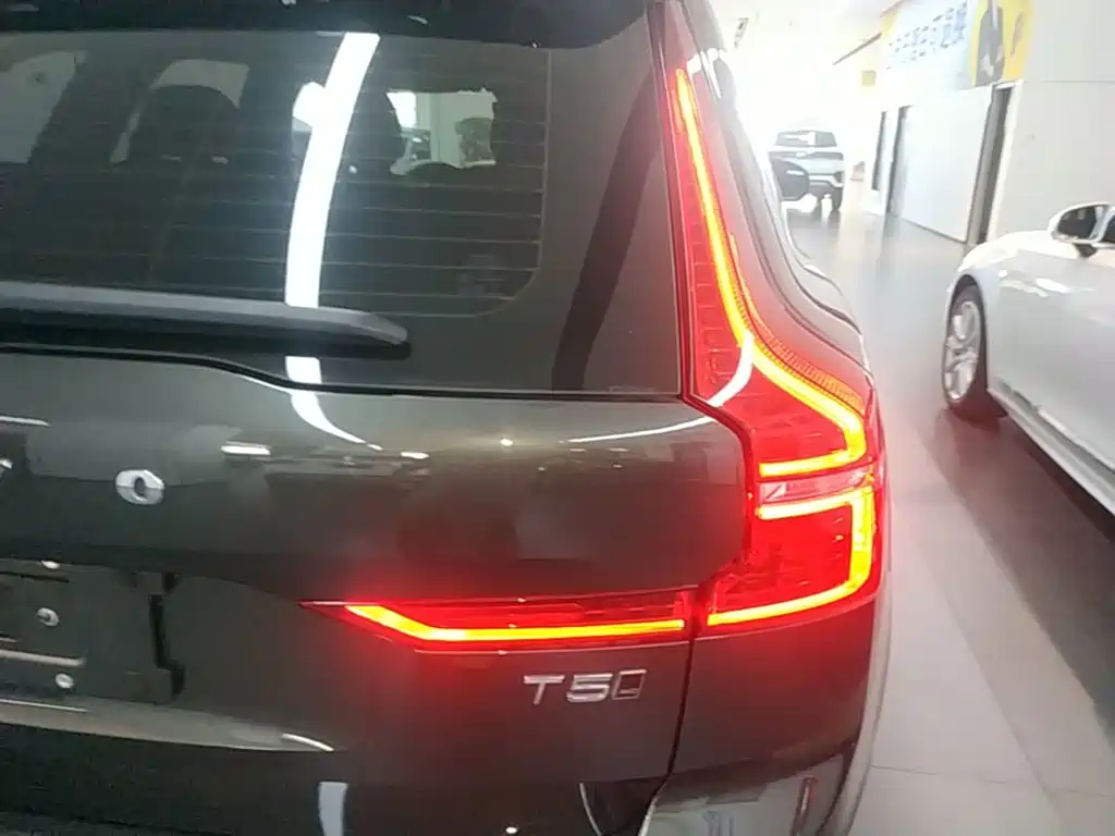 Фото 8 - Volvo XC60