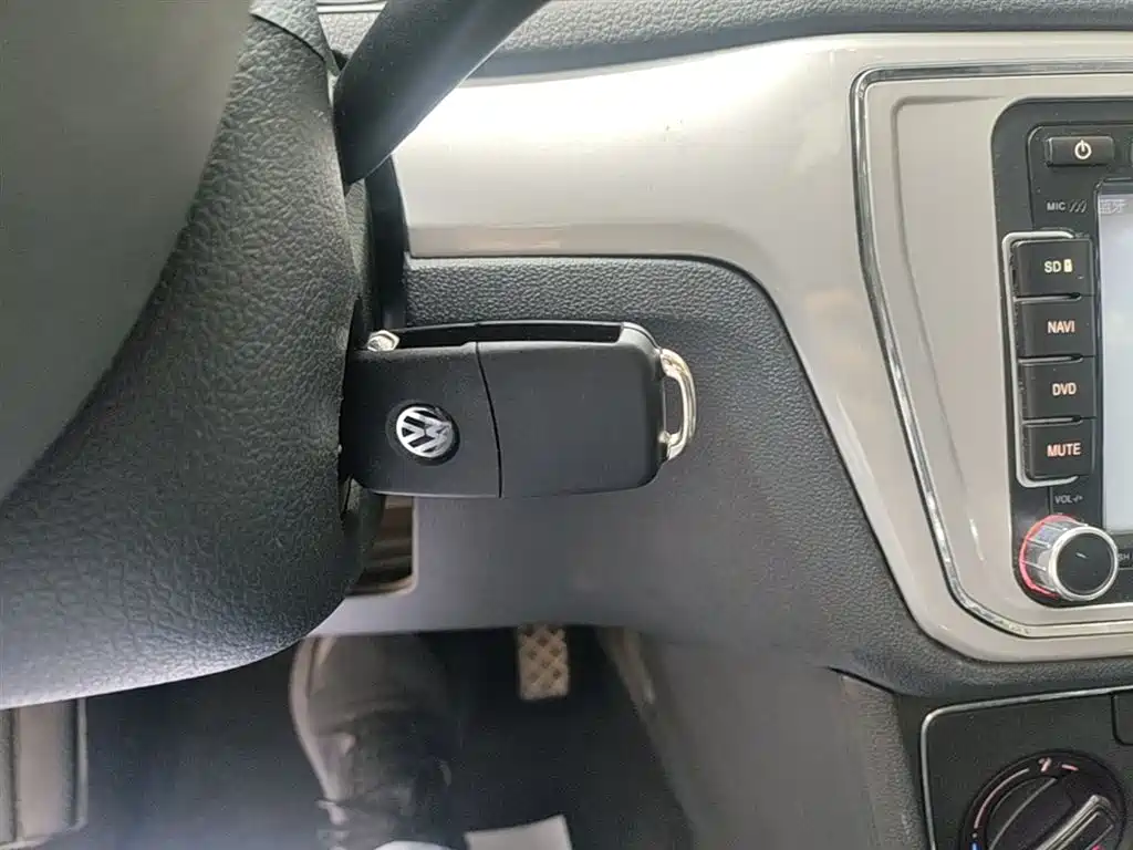 Volkswagen Lavida Tour 2015 1.6L Automatic Comfort Edition фото 9