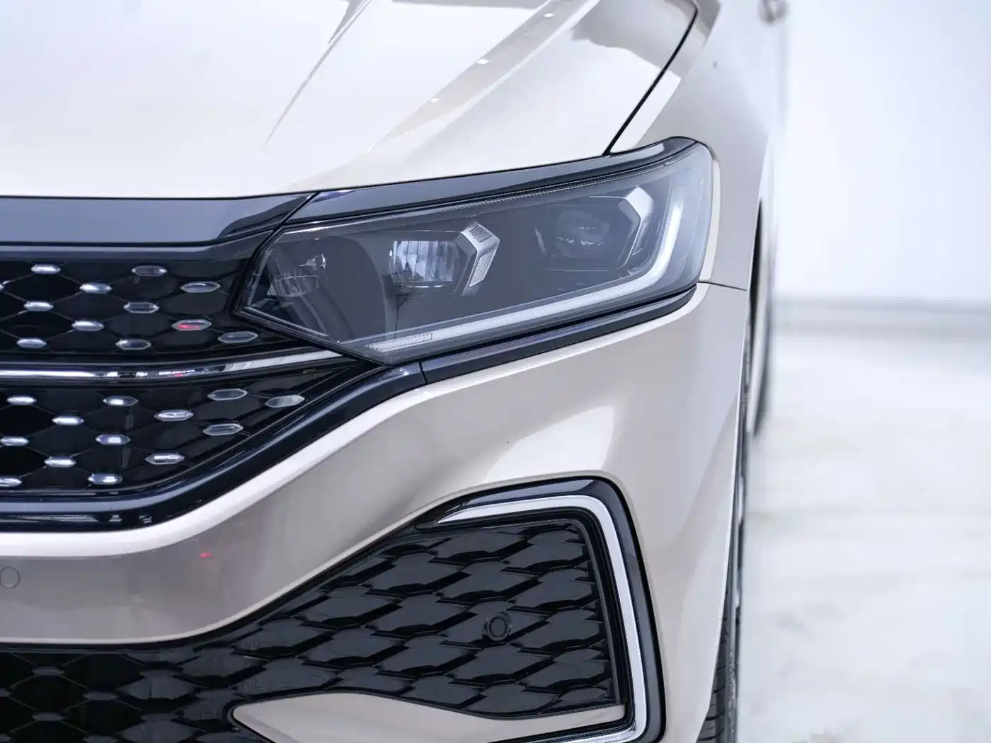Volkswagen Passat 2022 330TSI Starlight Elite Edition фото 7