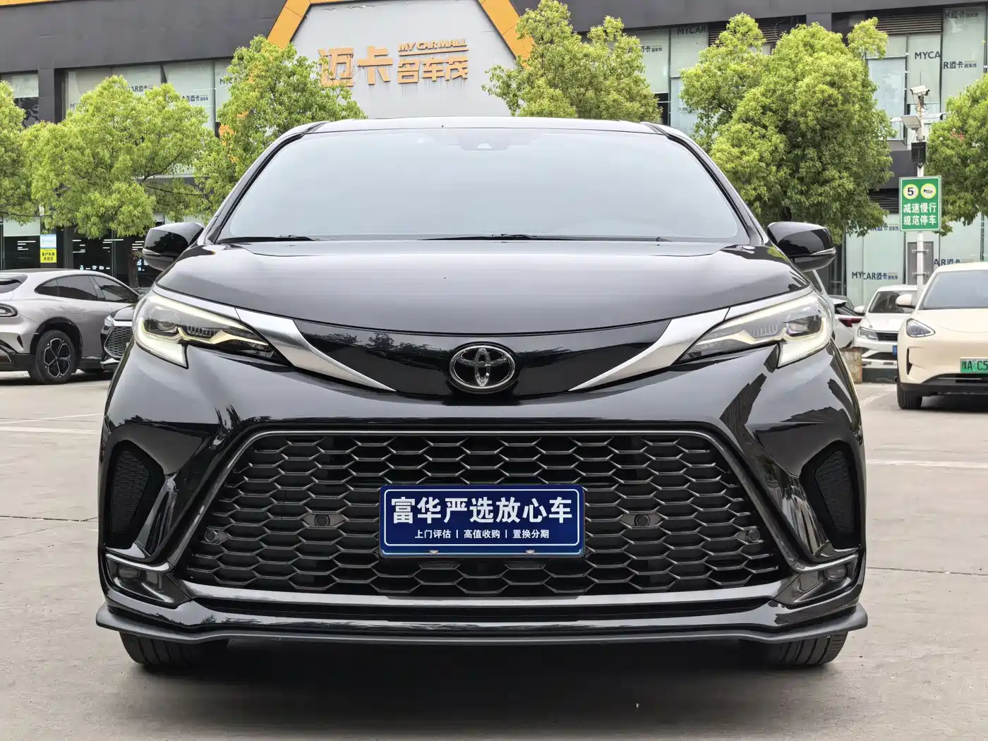 Toyota Granvia 2024 2.5L Hybrid Luxury фото 2
