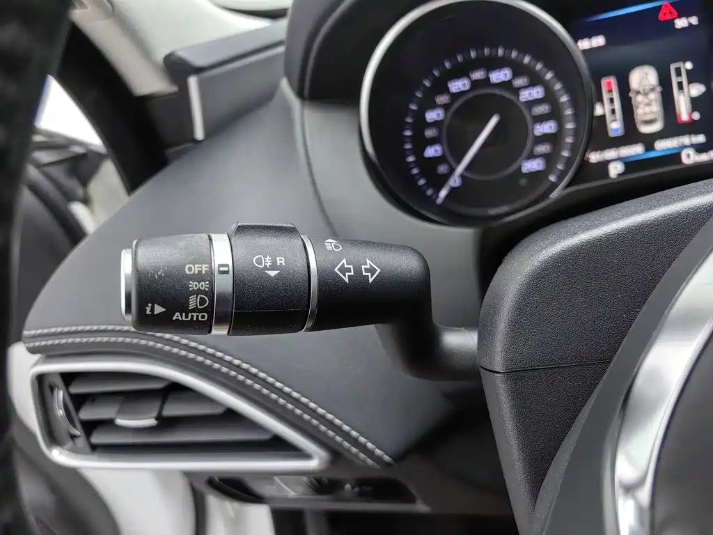 Photo 21 - Jaguar XE