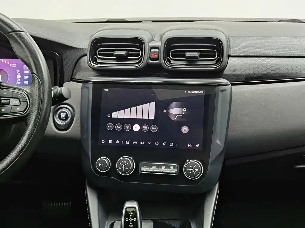 صورة 12 - Lynk & Co 03
