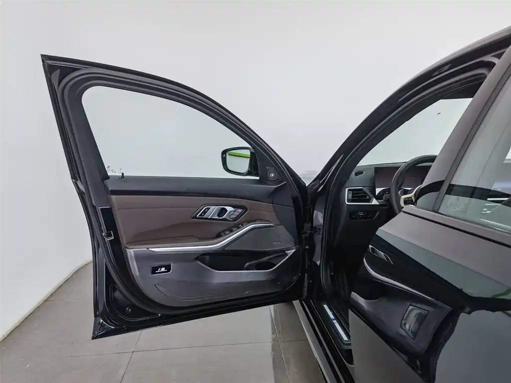 BMW 3 Series 2023 325i M Sport Black Night Package фото 8