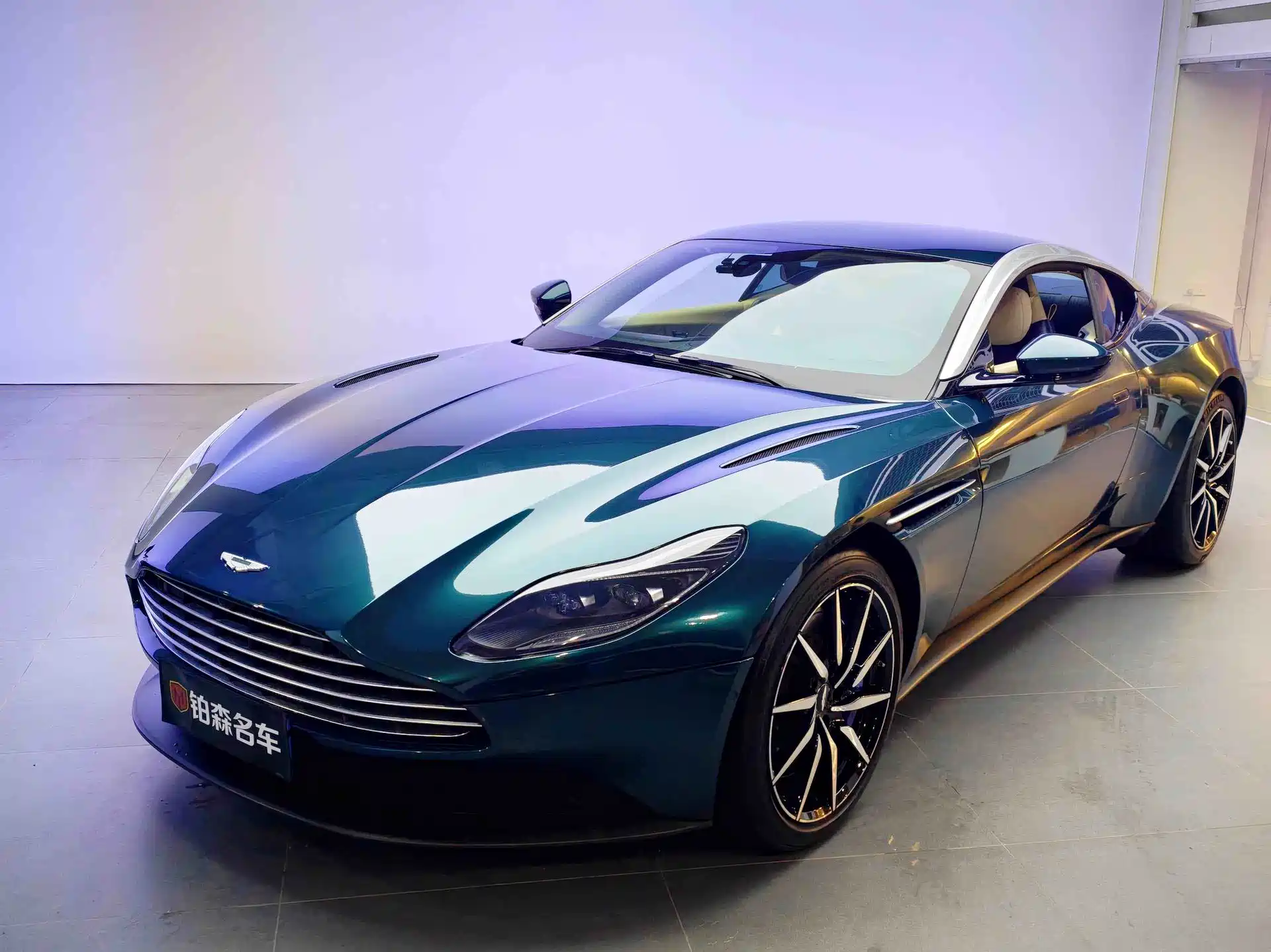 Фото 1 - Aston Martin DB11