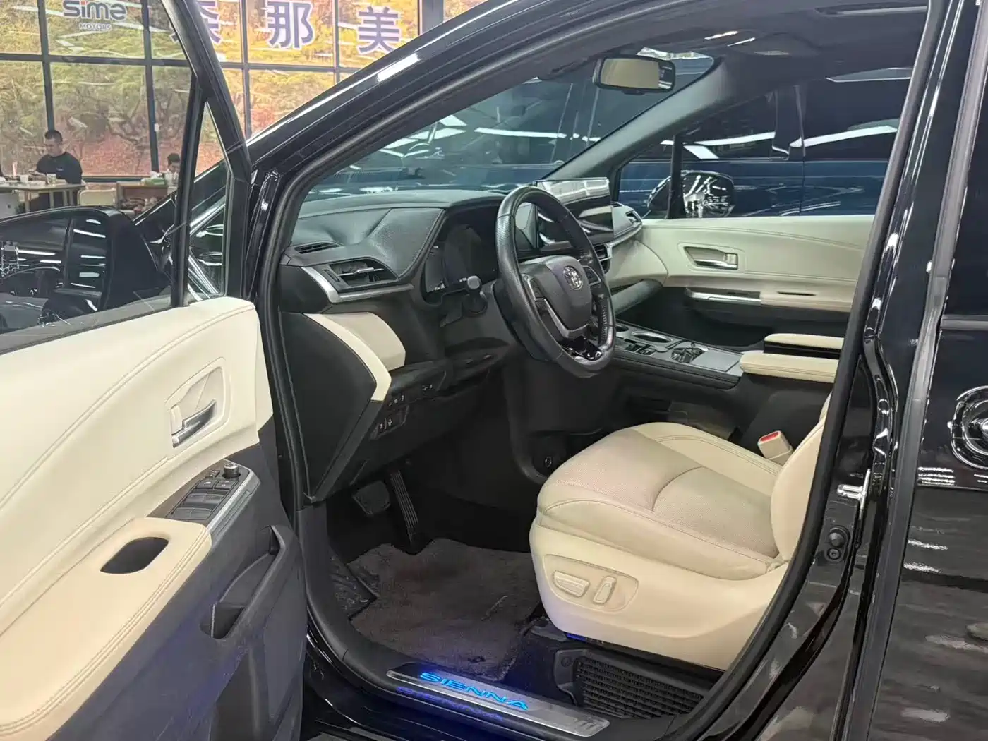 Toyota Sienna 2021 2.5L Hybrid Ultimate Edition фото 3