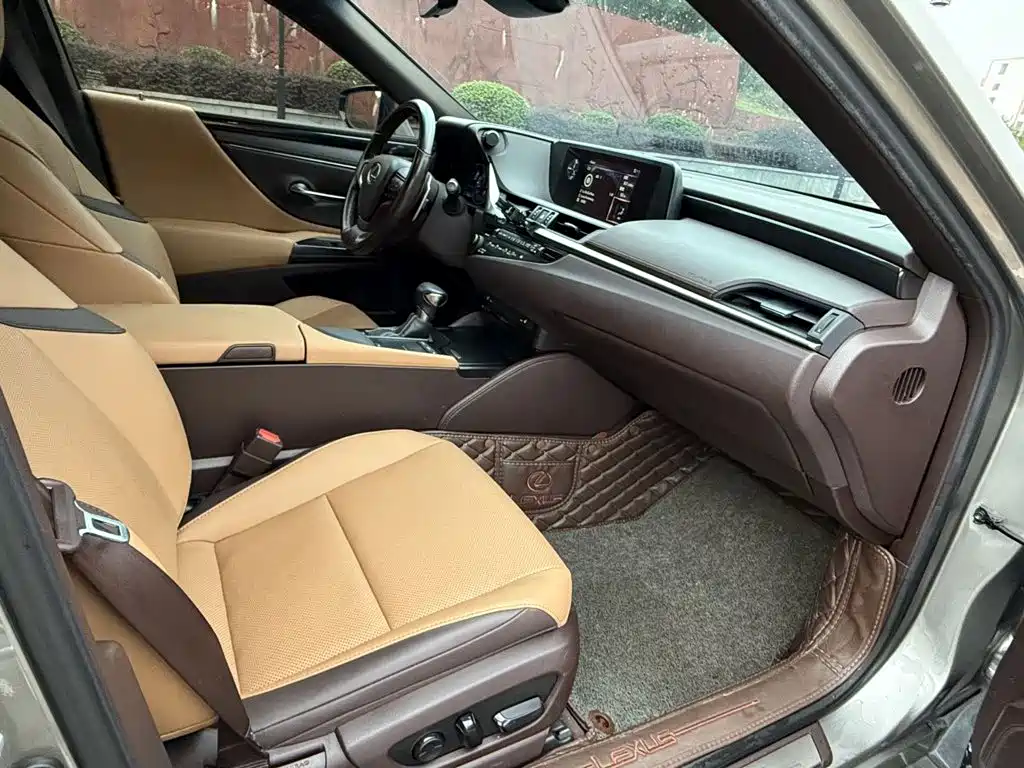 Фото 12 - Lexus ES