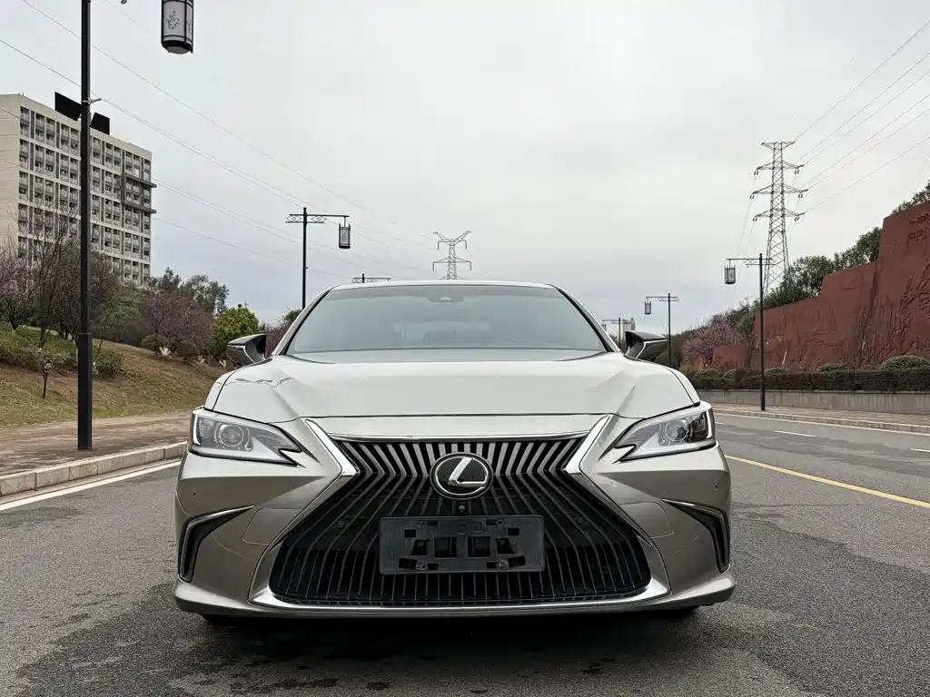 Фото 2 - Lexus ES