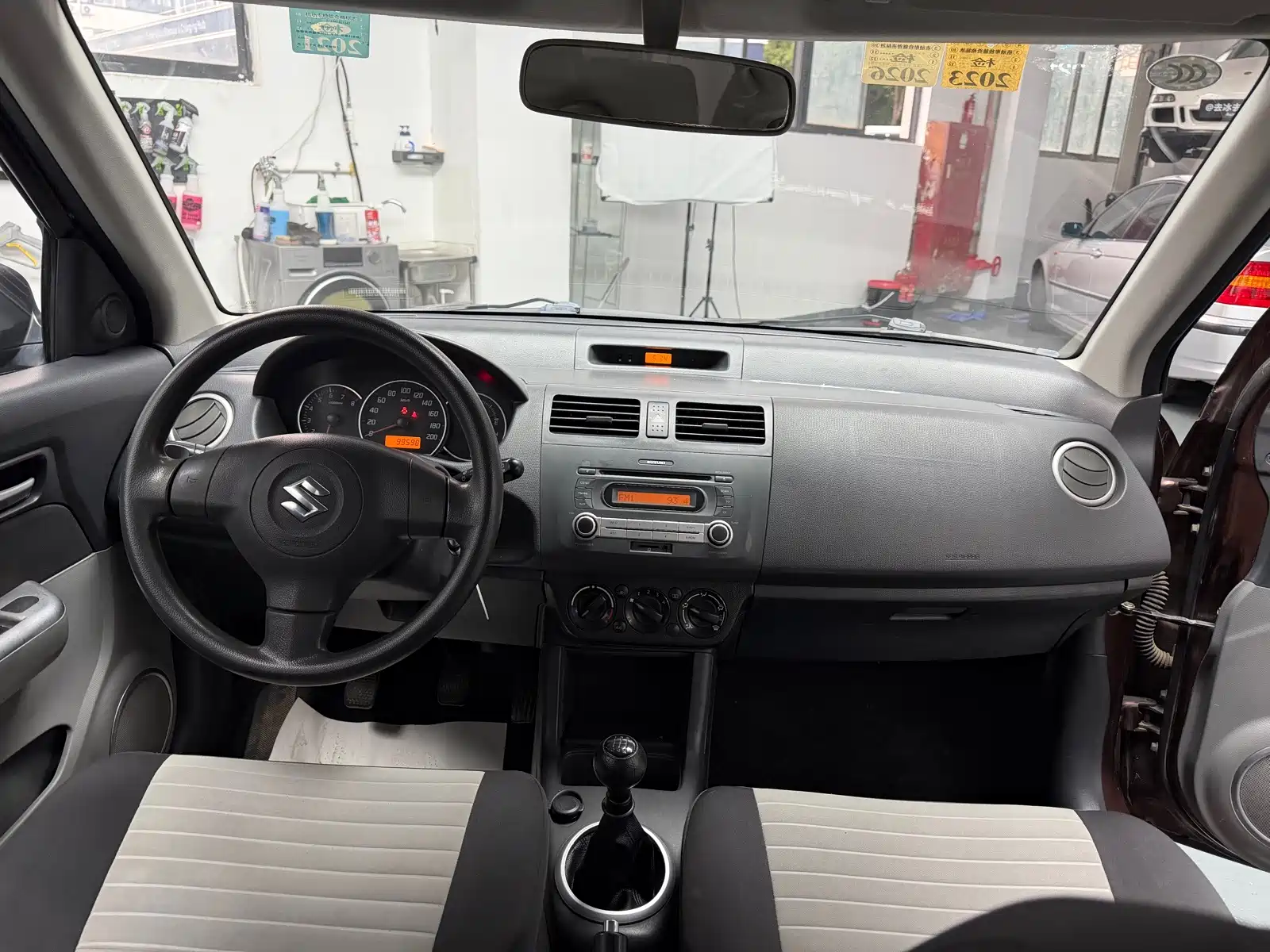 Photo 6 - Suzuki Swift