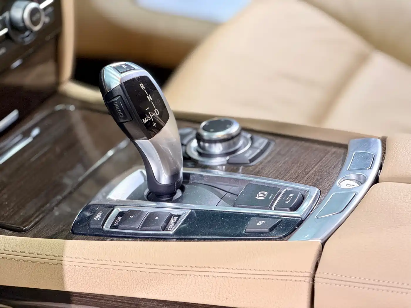 BMW 7 Series 2009 740Li Premium фото 11