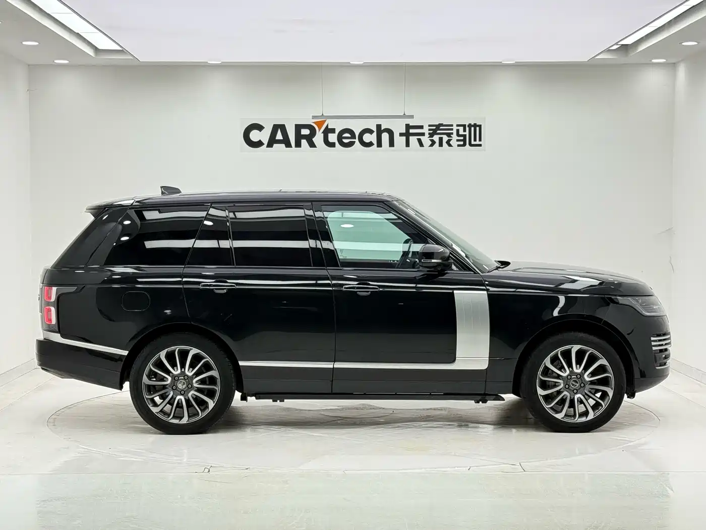 Land Rover Range Rover 2021 3.0 L6 Golden Age Edition фото 5