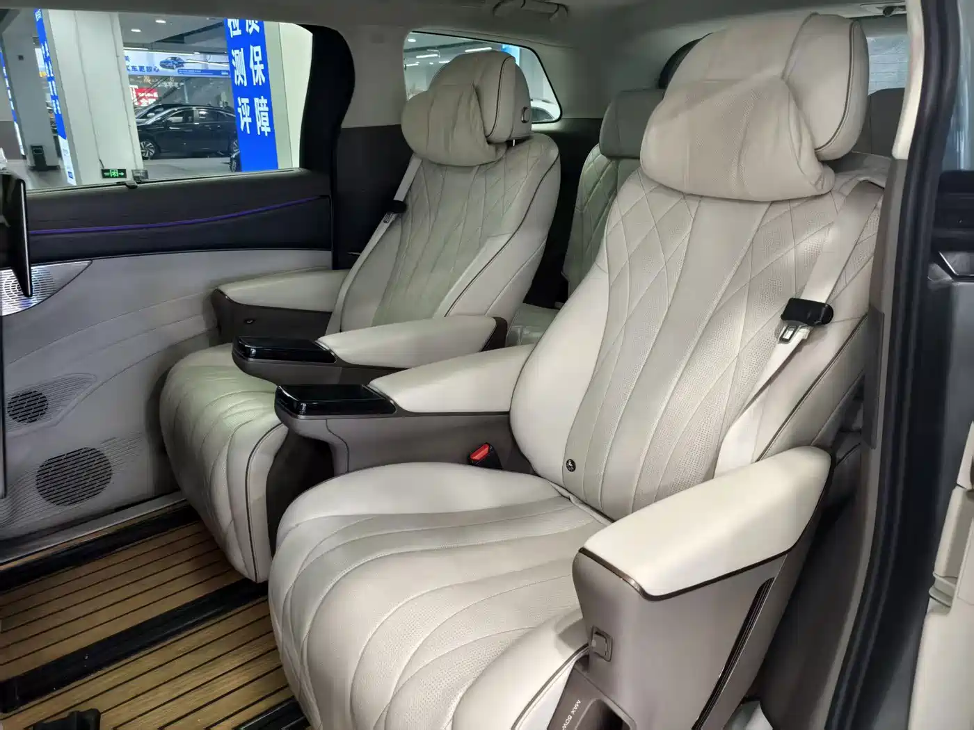 Denza D9 2023 2022 DM-i 970 AWD Flagship