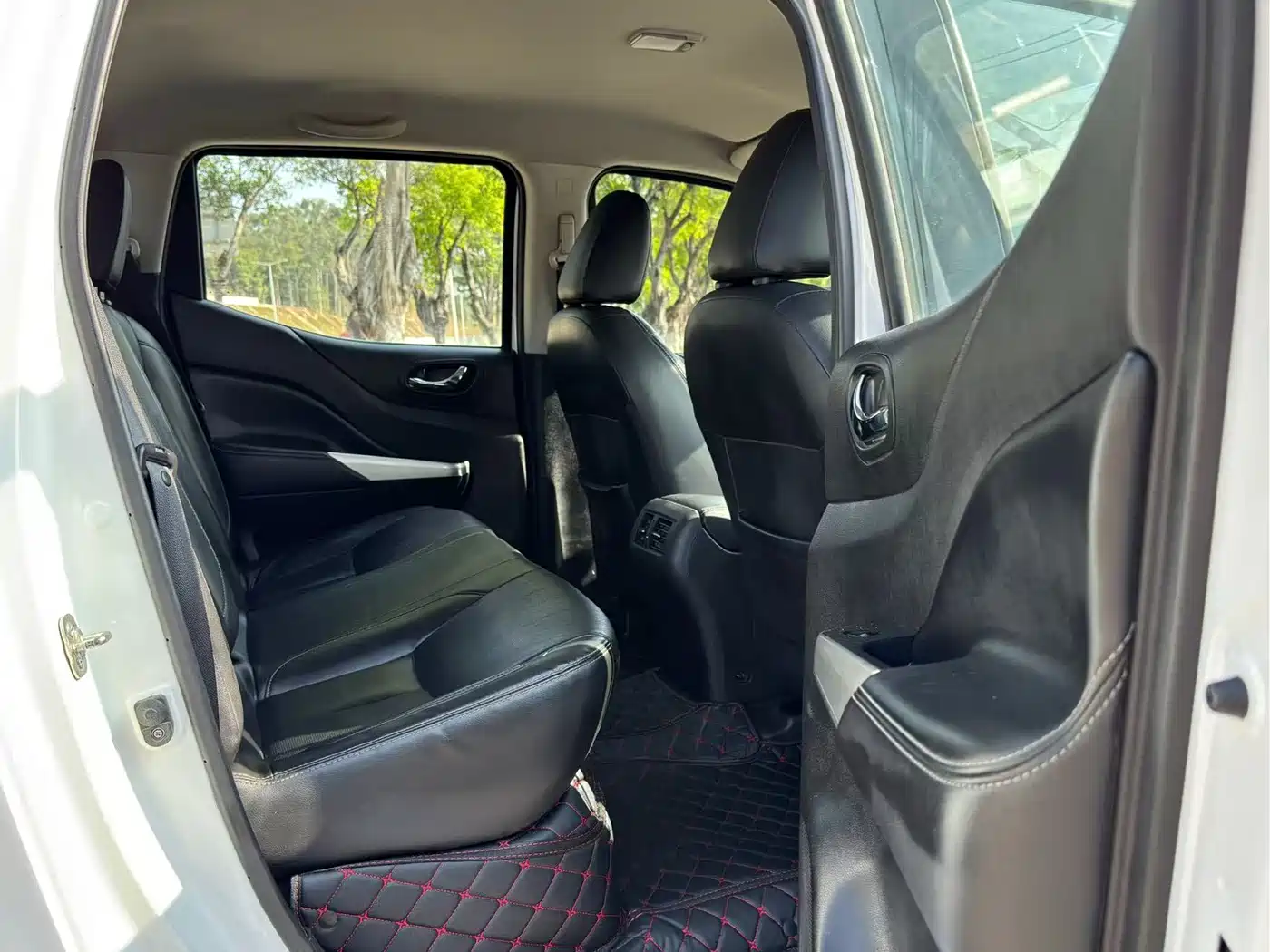Nissan Navara 2021 2.5L Automatic 4WD Premium QR25 фото 12