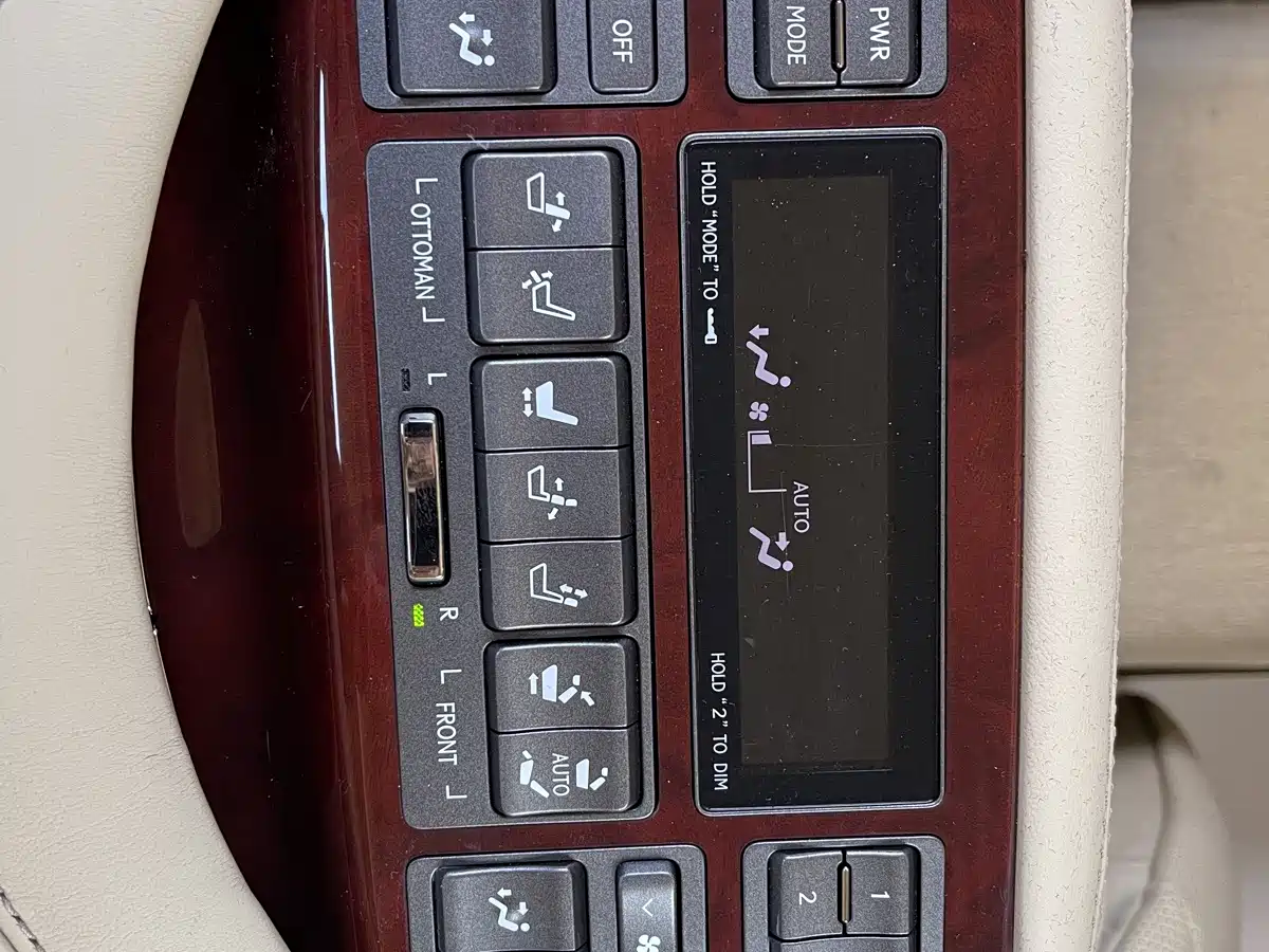 Фото 16 - Lexus LS
