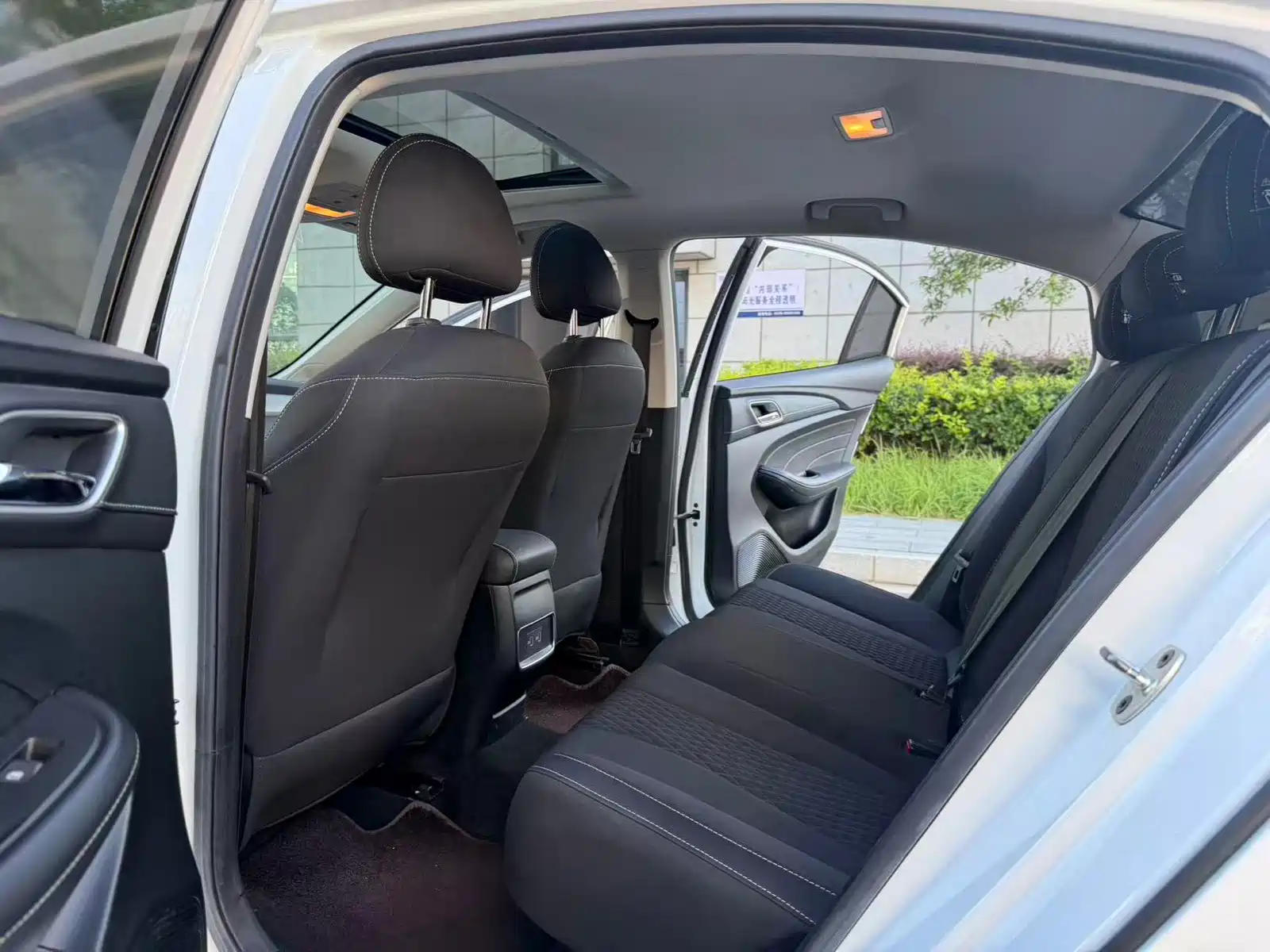 Фото 8 - Roewe i5
