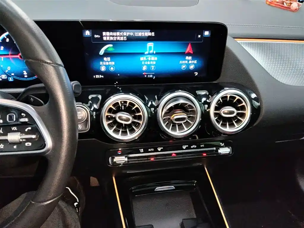 MERCEDES-BENZ GLA