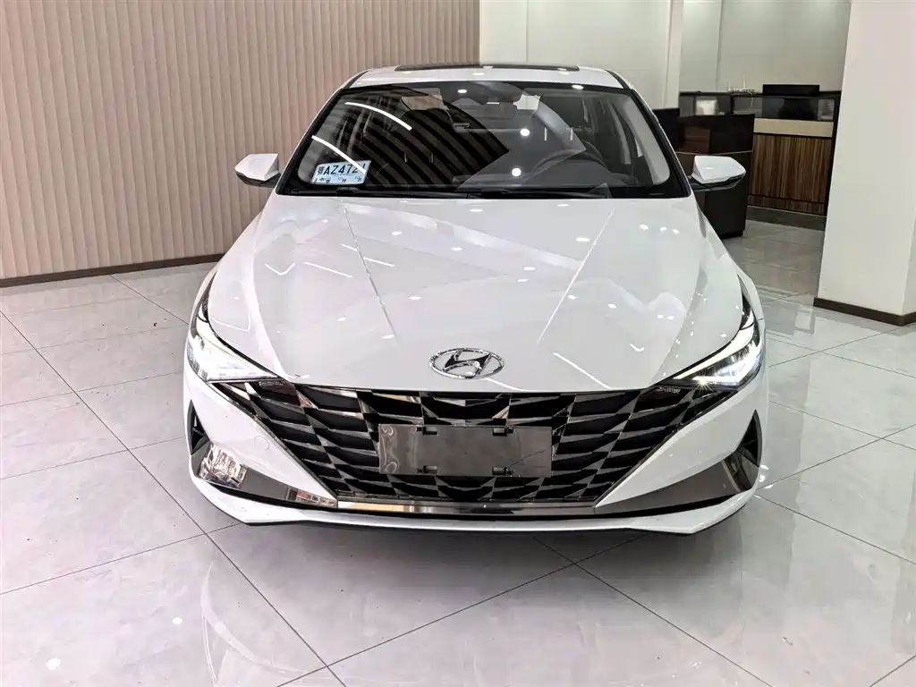 Hyundai Elantra 2022 1.5L CVT LUX Premium Edition фото 2