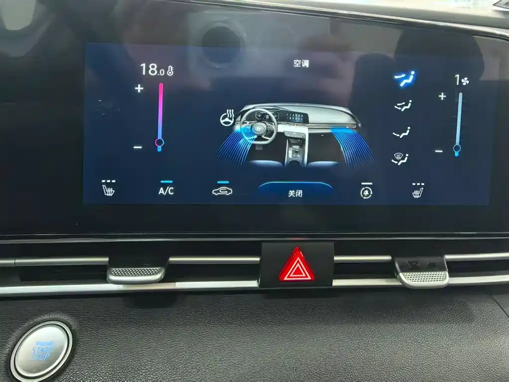 Hyundai Elantra 2022 1.5L CVT LUX Premium Edition фото 13