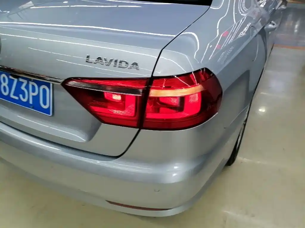Volkswagen Lavida 2013 Facelift 1.6L Automatic Luxury фото 8