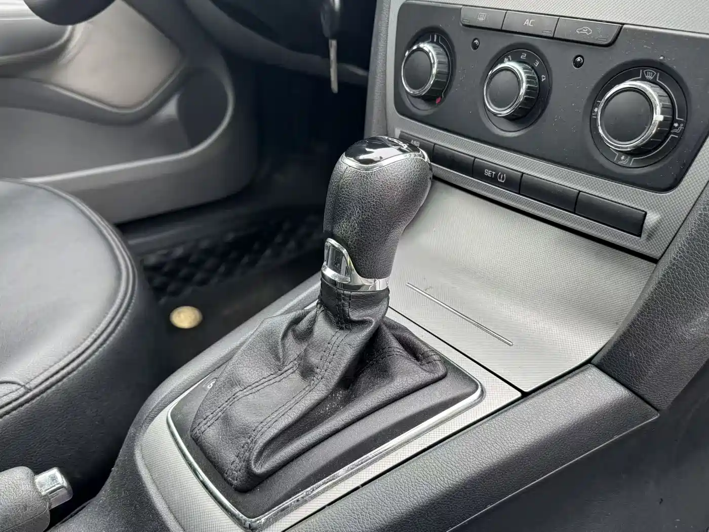 Škoda Octavia 2012 1.6L Auto Yijun Edition фото 13