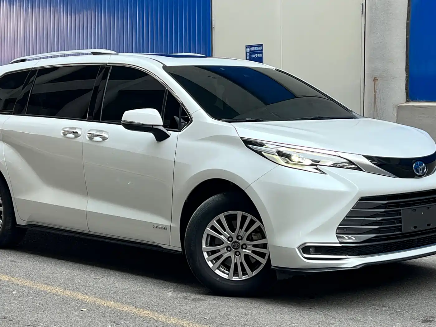 Toyota Sienna 2021 2.5L Hybrid Premium Edition фото 4