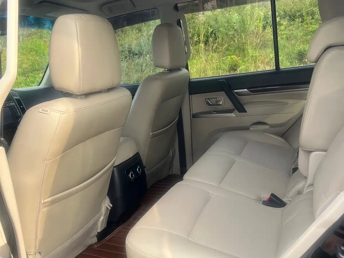Mitsubishi Pajero (Import) 2016 3.0L Automatic Luxury (China IV) фото 4